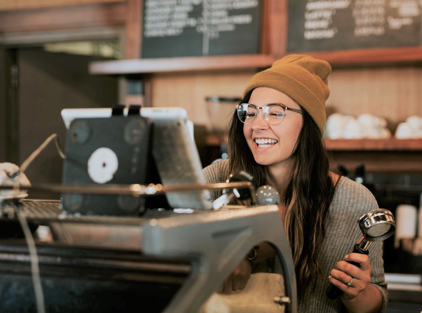 Более половины россиян заработали первые деньги в подростковом возрасте