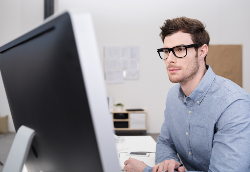 Сталкинг работников: как быть, если преследует бывший работодатель или рекрутер