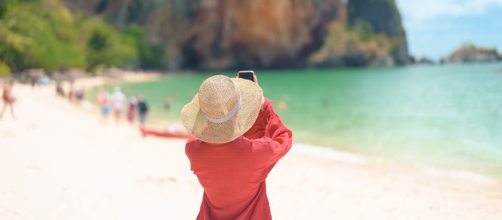 Когда россияне ходят в отпуск: месяцы-лидеры, отрасли-исключения и влияние календаря